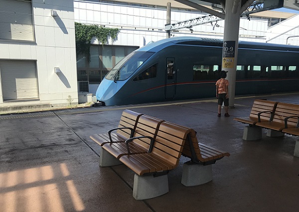 小田原駅箱根登山電車のりば近くのイス