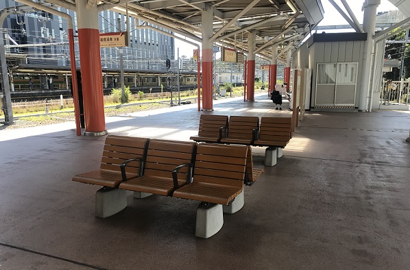 小田原駅箱根登山電車のりば近くのイス