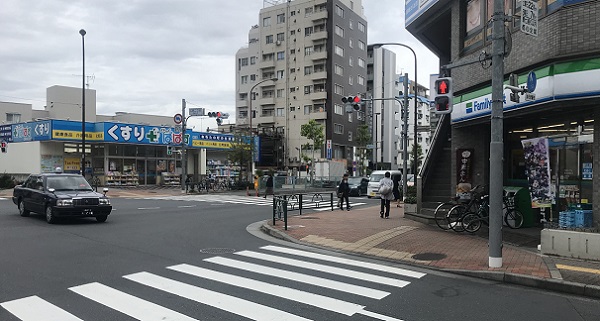 新江古田駅前とタクシー