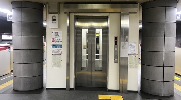 大江戸線代々木駅のエレベーター