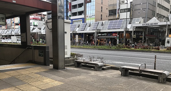 巣鴨駅近くのベンチ