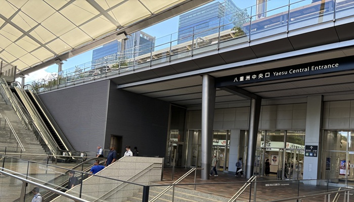 東京駅八重洲口の出口とエスカレーターから見えるGRANROOF GARDENの様子