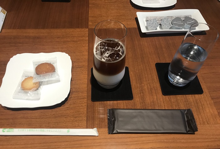 グランクラスのラウンジの飲み物とお菓子