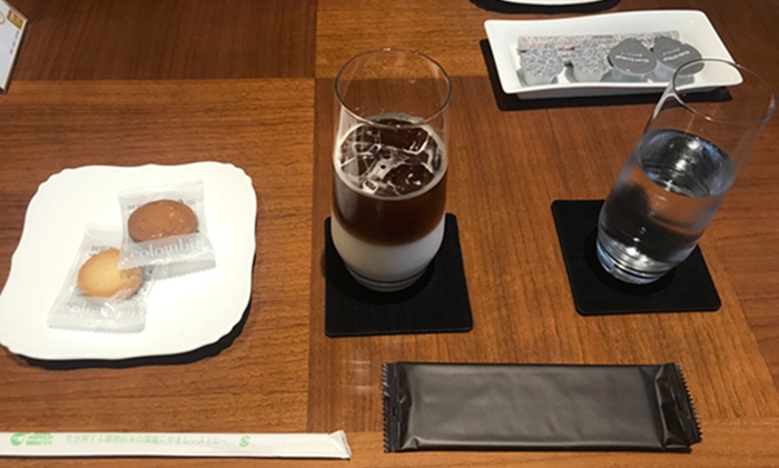 グランクラスラウンジのコーヒーとコロンバンのお菓子