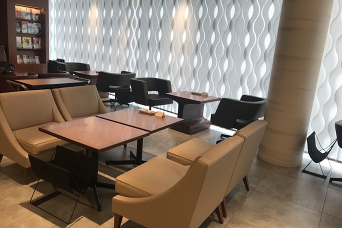 グランクラスラウンジのソファ席