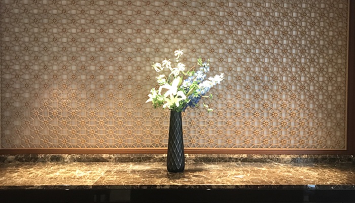 グランクラスラウンジの内装と生け花