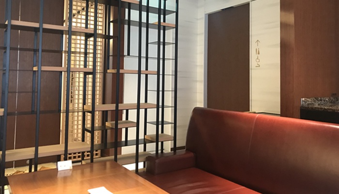 グランクラスラウンジのトイレ案内とソファ席