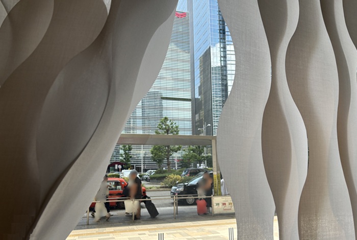 グランクラスラウンジから見える東京駅のタクシー乗り場