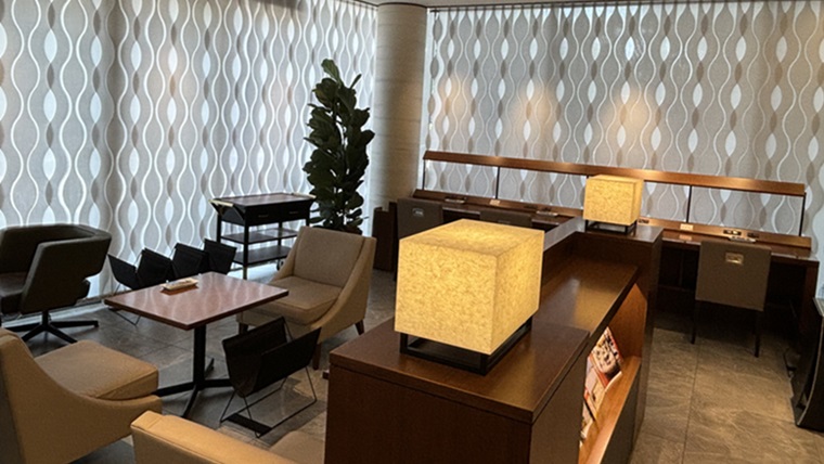 グランクラスラウンジのワークデスクとソファ席