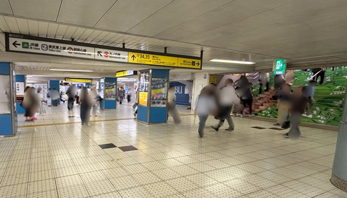 池袋駅のアゼリアロード