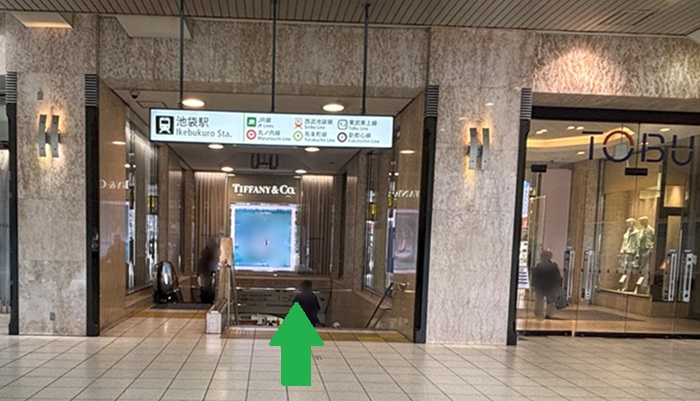 池袋駅西口の中央