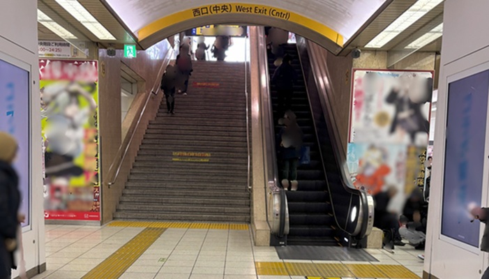 西口(中央)への階段とエスカレーター