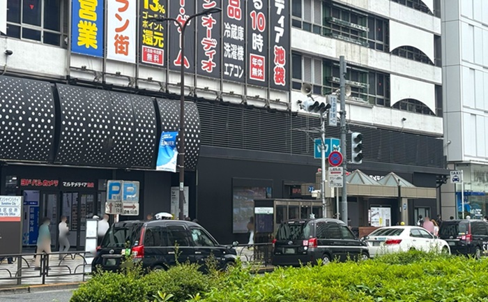 池袋駅東口のタクシー乗り場(ヨドバシカメラの前)の写真