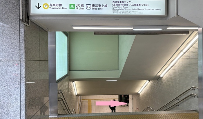 池袋駅東口の南側の階段