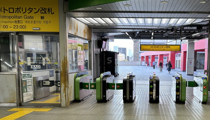 JR池袋駅 メトロポリタン口の改札内から改札外を見た様子。ルミネ池袋やホテルメトロポリタン方面の出口
