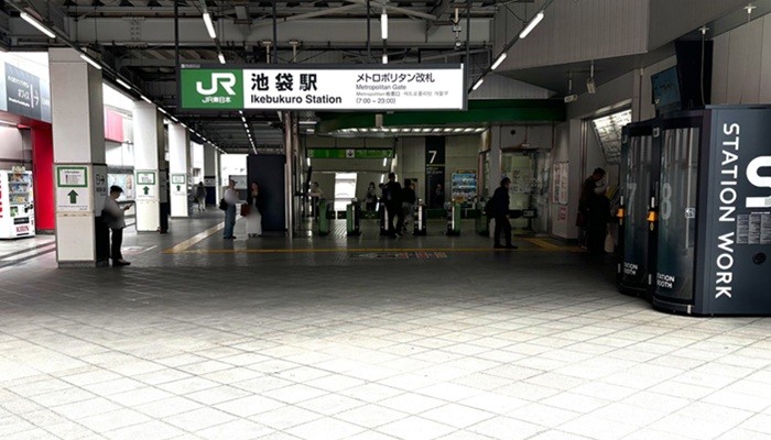 JR池袋駅 メトロポリタン口改札の外観。人通りが少なく待ち合わせに便利な穴場の改札口