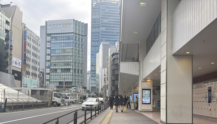 ルミネエストの横の通路