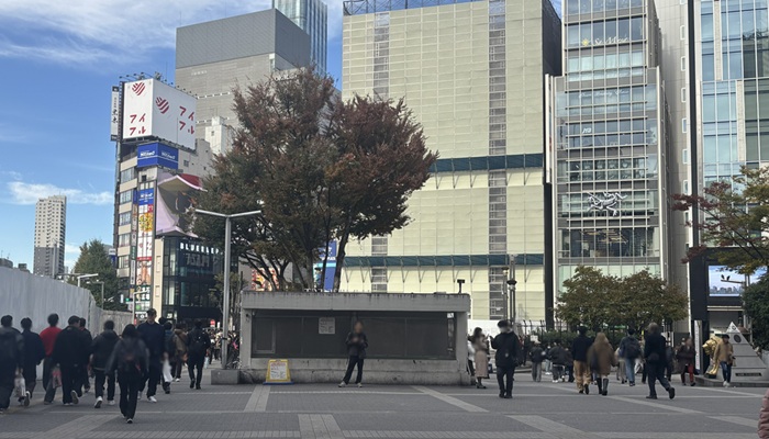 新宿駅東口の前