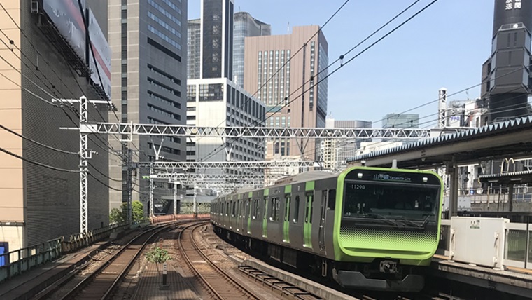 新橋駅に停車するJR山手線の電車の外観