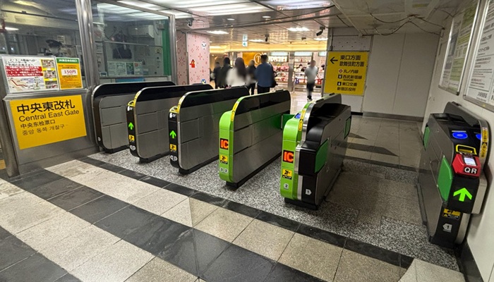 JR新宿駅 中央東改札からタクシー乗り場へ向かう左斜め方向の景色