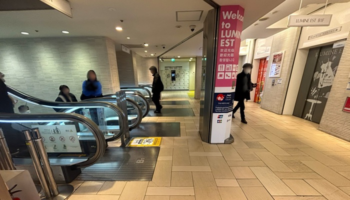 新宿駅東口 ルミネエスト地下の分岐点。左側にエスカレーター、右側にエレベーターがある景色