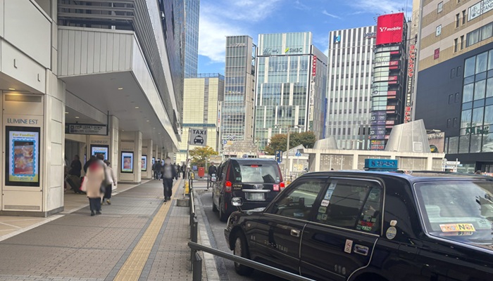 新宿駅 東口ルミネエスト前のタクシー乗り場。並んでいるタクシーと歩道の様子