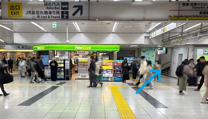 新宿駅東口の東西自由通路の先にある地上1階（タクシー乗り場）への階段入口