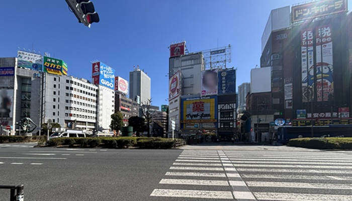 池袋駅東口駅前の横断歩道とドン・キホーテ池袋東口駅前店