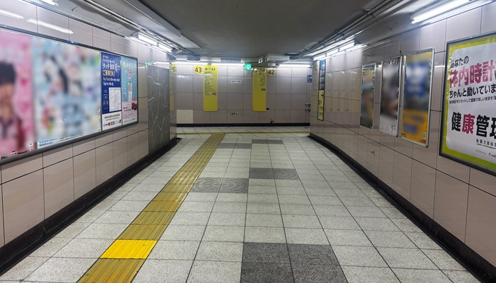 池袋駅地下通路の43番出口案内表示