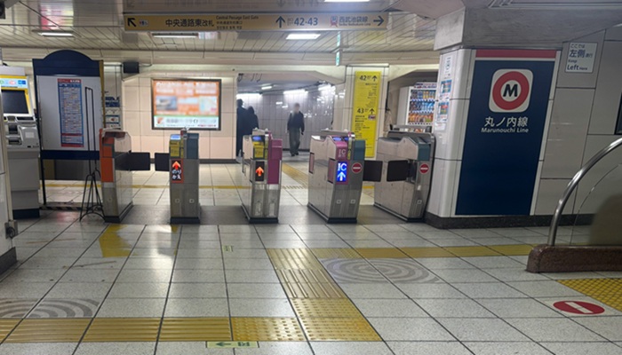 丸ノ内線池袋駅の中央通路東改札と42・43番出口の案内