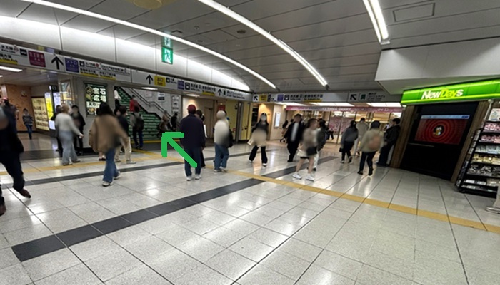 JR新宿駅東口 地下1階・十字路と地上へ上がる階段の入り口