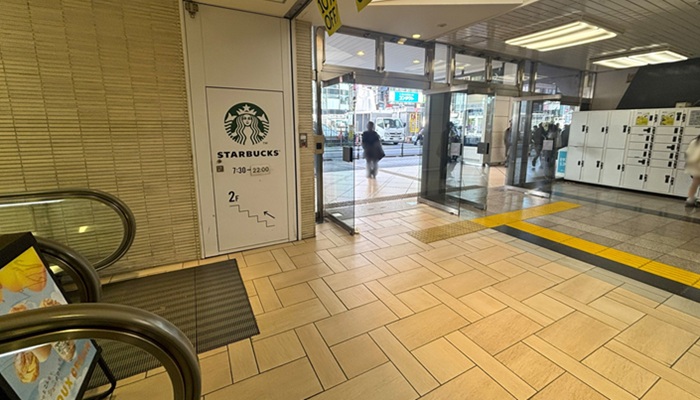 JR新宿駅東口 ルミネエストのエスカレーターと出口