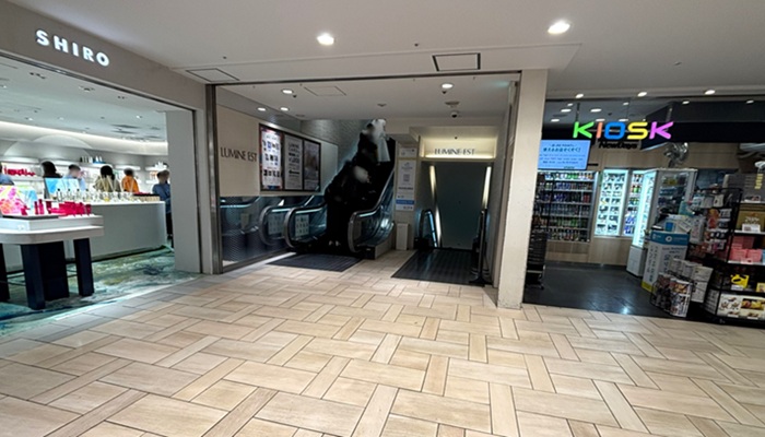 JR新宿駅東口 ルミネエストの地上へ上がるエスカレーター