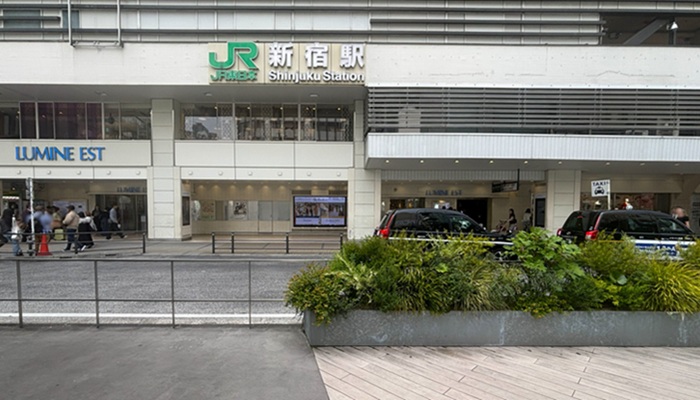 LUMINE EST（ルミネエスト）1階にある大きなJR新宿駅中央東口の看板とタクシー乗り場
