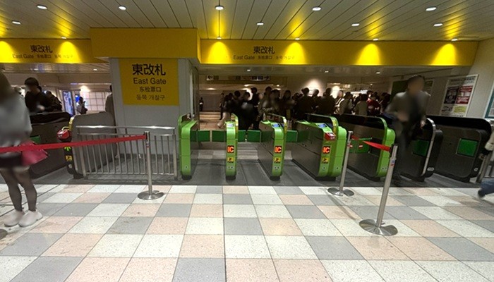 JR新宿駅 地下1階 東改札の改札機付近の様子