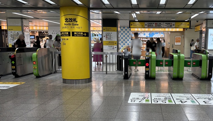 池袋駅JR北改札と西口方面の案内柱