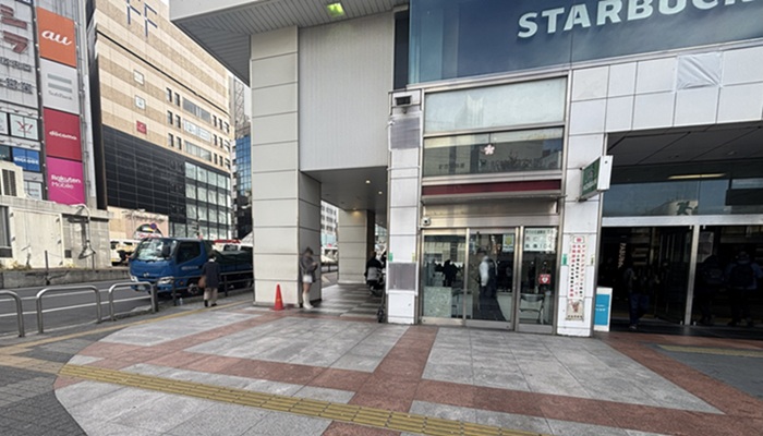 新宿警察署新宿駅東口交番の外観。東口出口のすぐ横に位置する。