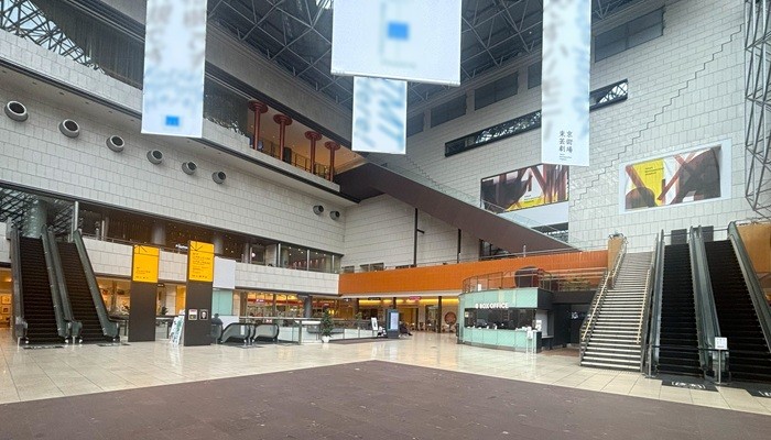 東京芸術劇場1階のアトリウムロビーとボックスオフィス(チケット売り場)