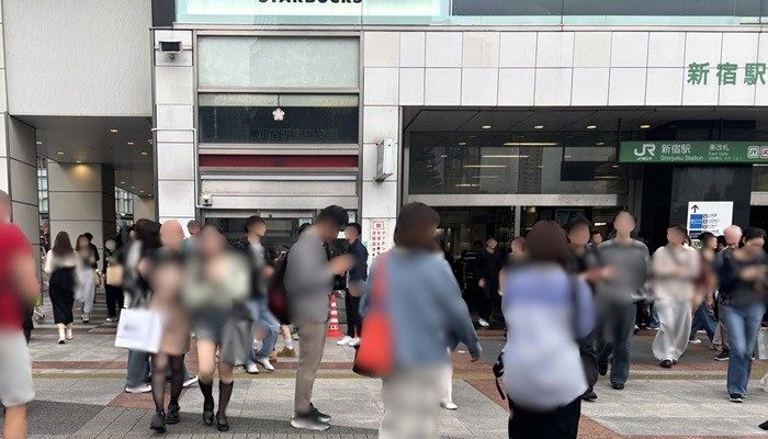 祝日の新宿駅東口交番前の混雑した様子。左に交番、右にJR新宿駅東口出口が見える。