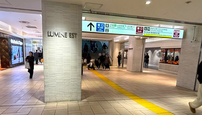 東京メトロ丸ノ内線新宿駅、B2FからB1Fへ上がる階段。ルミネエストの横。