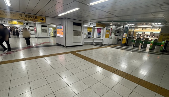JR新宿駅B1F通路の右奥に中央東改札が見える 
