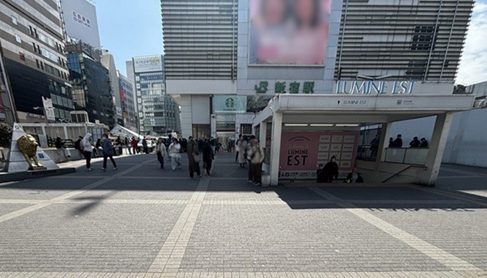 新宿駅東口の出口。新宿通り側から見たライオン像と新宿駅
