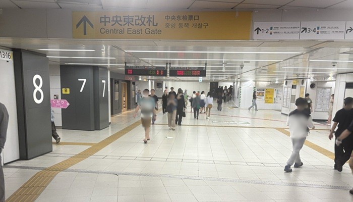 JR新宿駅B1F中央通路の頭上にある黄色い中央東改札の案内板