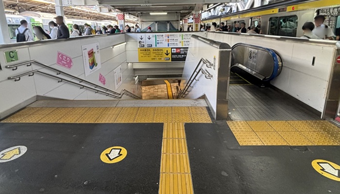 JR新宿駅 15番線（山手線池袋方面）・16番線（総武線三鷹方面）から中央東改札へ向かう階段。階段の上に黄色い中央東改札の案内板が見えます。