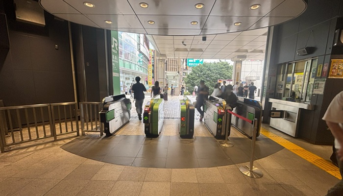 JR新宿駅の2F東南改札の内側。改札横の鉄柵のそばで待ち合わせができる場所