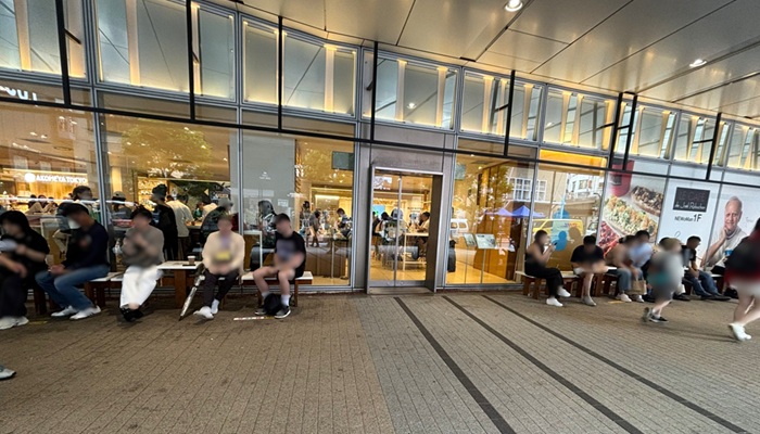 新宿駅東南口からすぐのニュウマン１階にある、大きな屋根が付いた外の長椅子。雨の日でも座って待てる待ち合わせ場所。