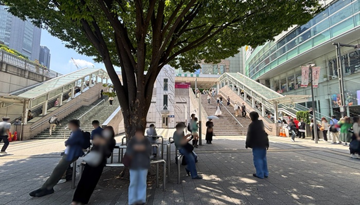新宿駅の東南口広場（新宿さくらスクエア）。待ち合わせ場所として利用される広場の様子