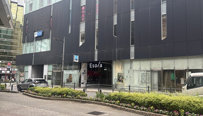 東武東上線池袋駅から地上を通って向かう際に見えるエソラ池袋（Esola）1階の外観と5番出口