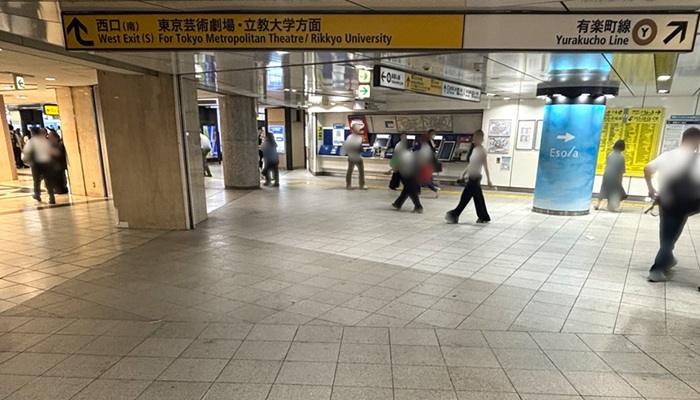 池袋駅地下1階の有楽町線近くの通路。中央奥に有楽町線の券売機
