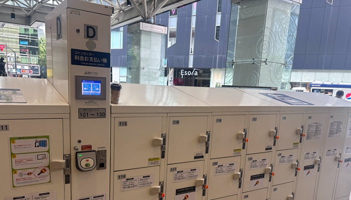 エソラ池袋の向かい側（東武百貨店1階）にある最寄りのコインロッカー。背景にエソラが見える位置関係